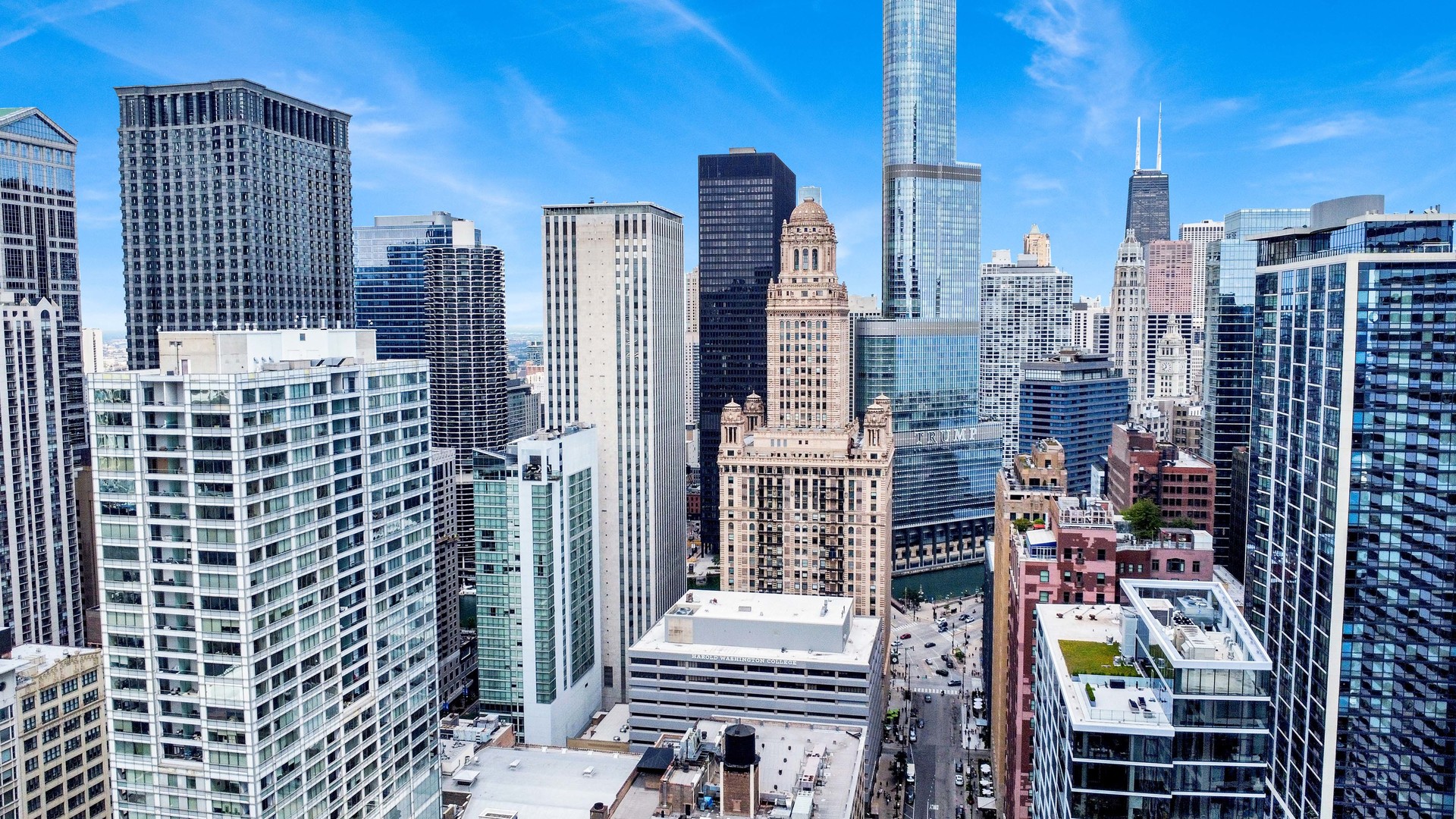 130 North Garland Court, Unit 3001 Chicago, IL 60602 - Photo 29 of 63 a city view with tall buildings