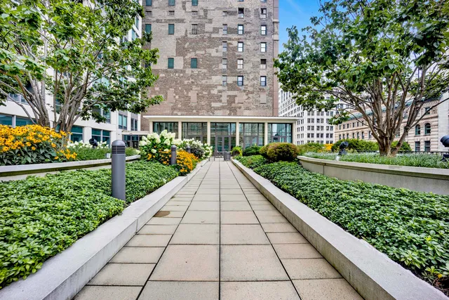 $990,000 | 130 North Garland Court, Unit 3001, Chicago, IL 60602