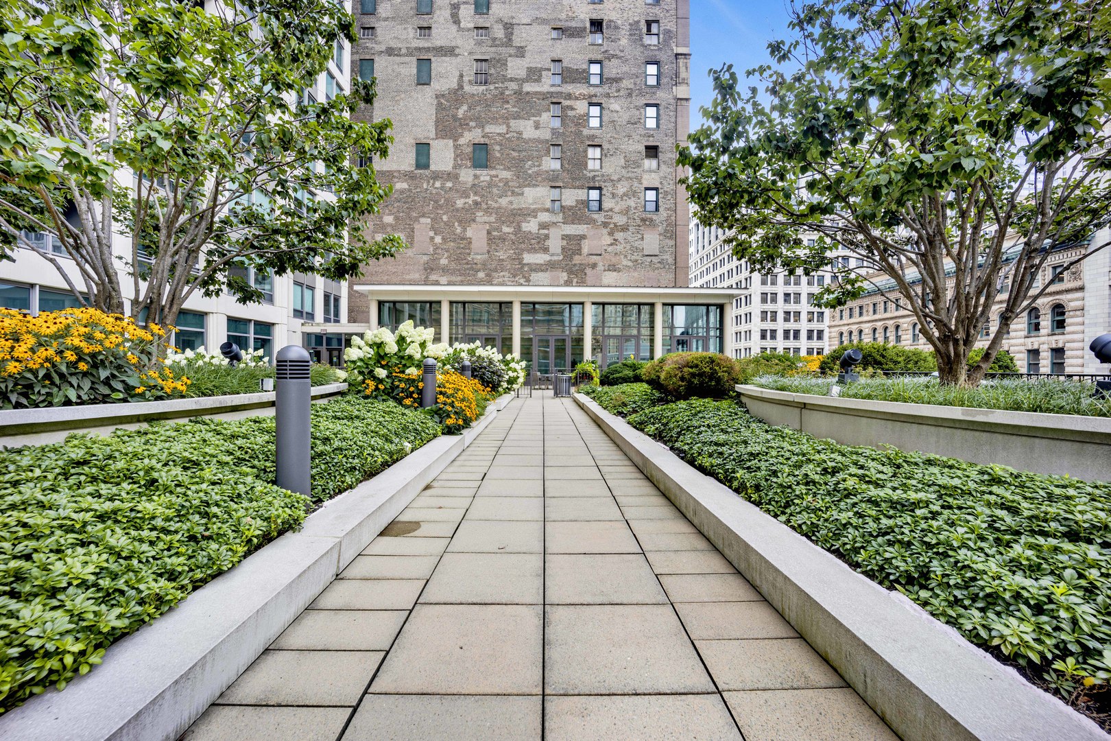 130 North Garland Court, Unit 3001 Chicago, IL 60602 - Photo 52 of 63 a view of a garden with pathway