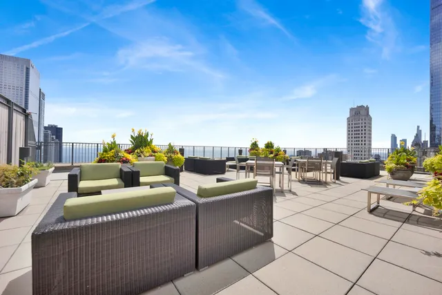 $990,000 | 130 North Garland Court, Unit 3001, Chicago, IL 60602