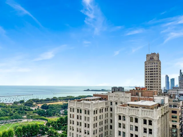 $990,000 | 130 North Garland Court, Unit 3001, Chicago, IL 60602