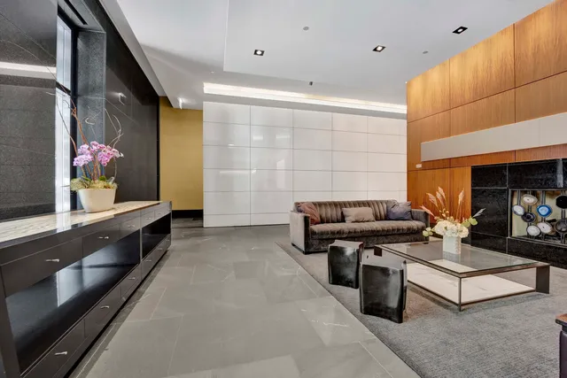 $990,000 | 130 North Garland Court, Unit 3001, Chicago, IL 60602