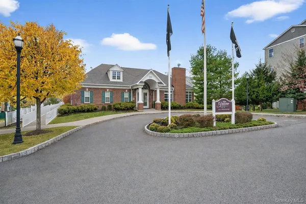 $469,999 | 1404 Hawthorn Way, New Windsor, NY 12553