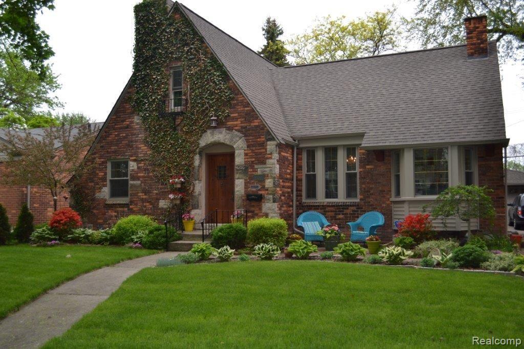 803 Barrington Road Grosse Pointe, MI 48230 - Photo 1 of 15 Barrington 280.jpg