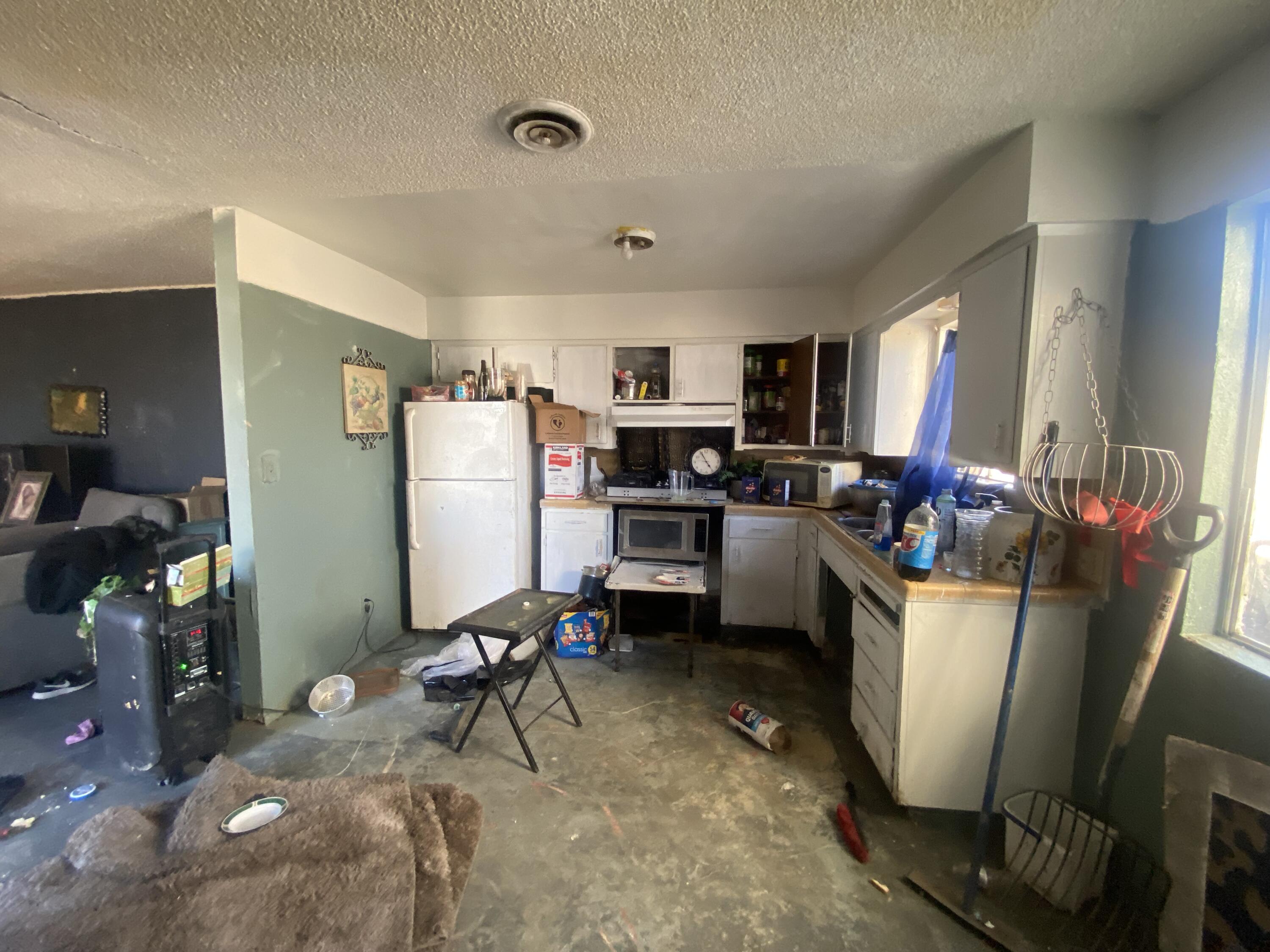 30827 Dollarhide Road Visalia, CA 93291 - Photo 5 of 15 Kitchen and Dining room