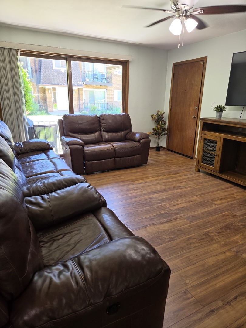1907 West Golf Road, Unit 1B Mount Prospect, IL 60056 - Photo 2 of 23