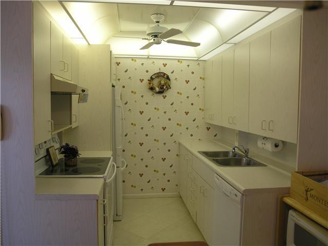 2077 Exeter, Unit 2077 Boca Raton, FL 33434 - Photo 3 of 15 Kitchen