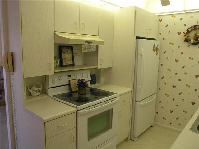 2077 Exeter, Unit 2077 Boca Raton, FL 33434 - Photo 4 of 15 Kitchen