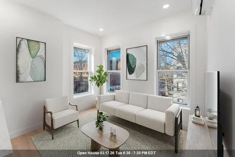 $3,138 | 306 Varick Street, Unit 3, Jersey City, NJ 07302