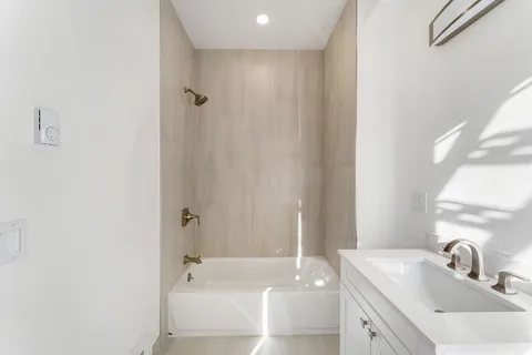 $3,138 | 306 Varick Street, Unit 3, Jersey City, NJ 07302