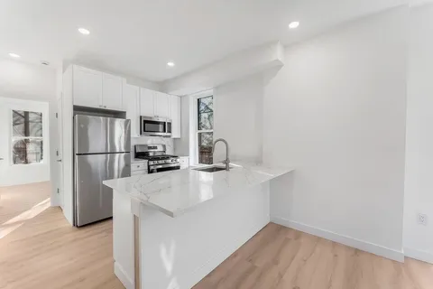 $3,138 | 306 Varick Street, Unit 3, Jersey City, NJ 07302