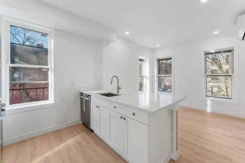 $3,138 | 306 Varick Street, Unit 3, Jersey City, NJ 07302
