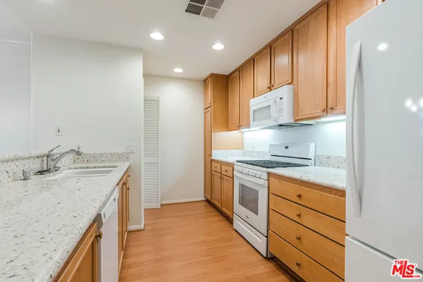$995,000 | 13075 Pacific Promenade, Unit 100, Playa Vista, CA 90094