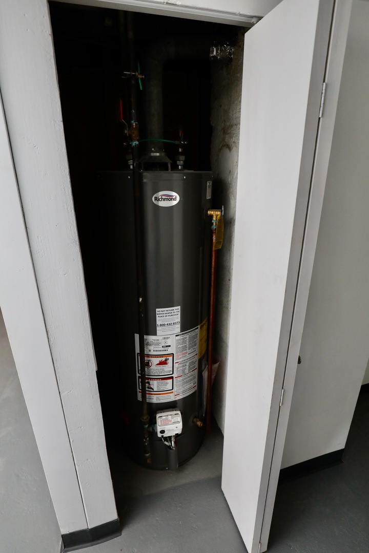 507 Grant Avenue Joliet, IL 60433 - Photo 14 of 16 a view of walk in closet