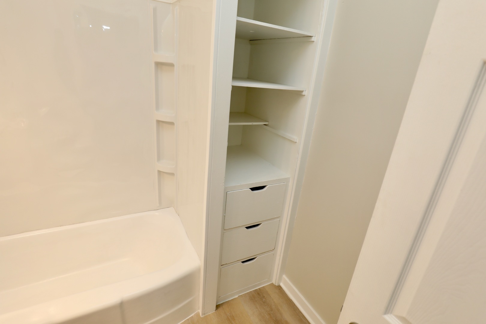 507 Grant Avenue Joliet, IL 60433 - Photo 9 of 16 a bathroom with a bathtub