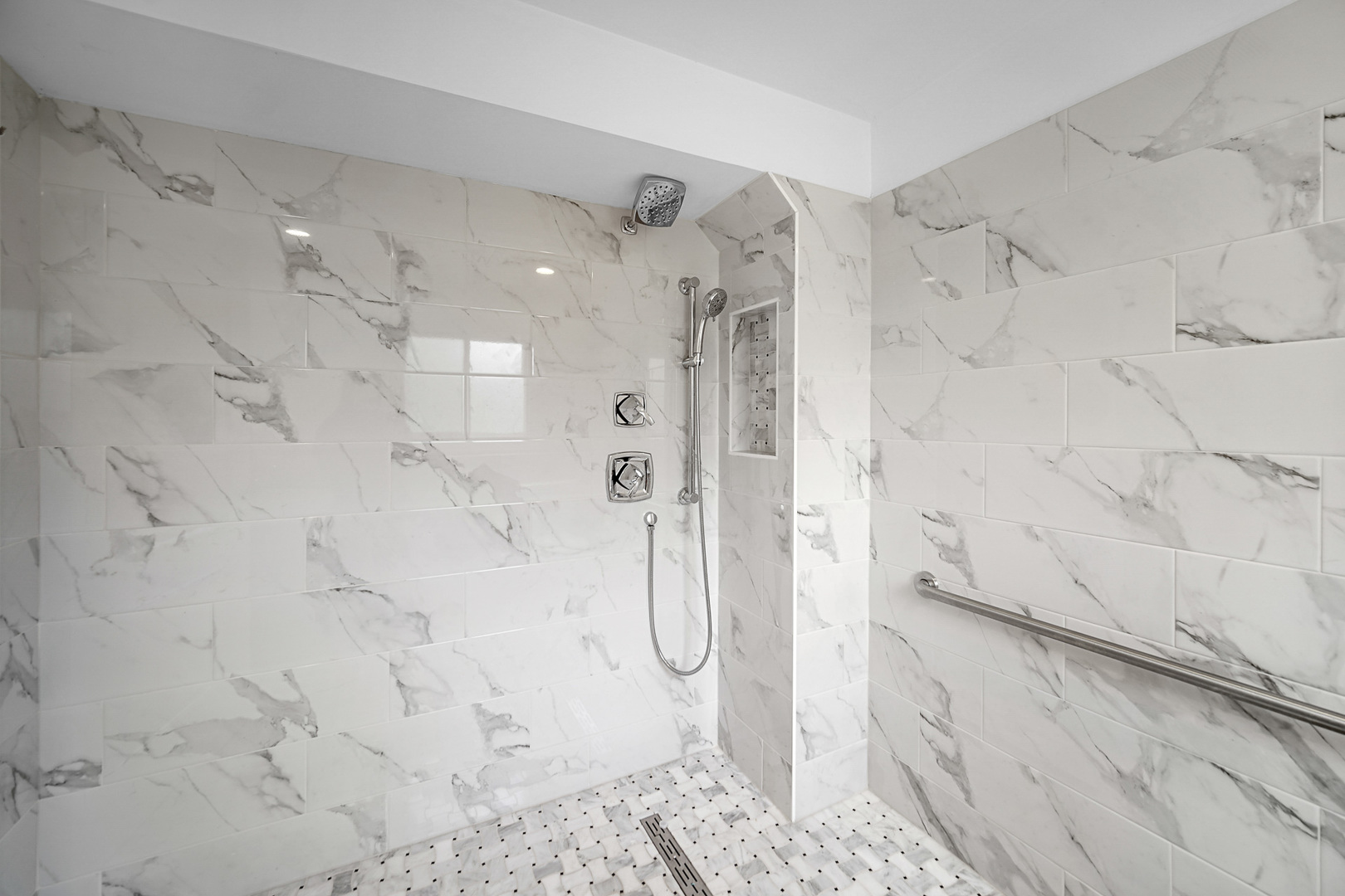 1S550 Nimitz Road Oakbrook Terrace, IL 60181 - Photo 9 of 23 a bathroom with a shower
