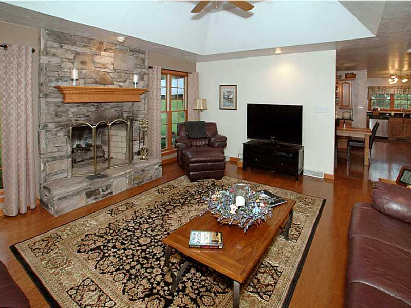 108 Sutherland Road Jeannette, PA 15644 - Photo 8 of 25 Living Room.