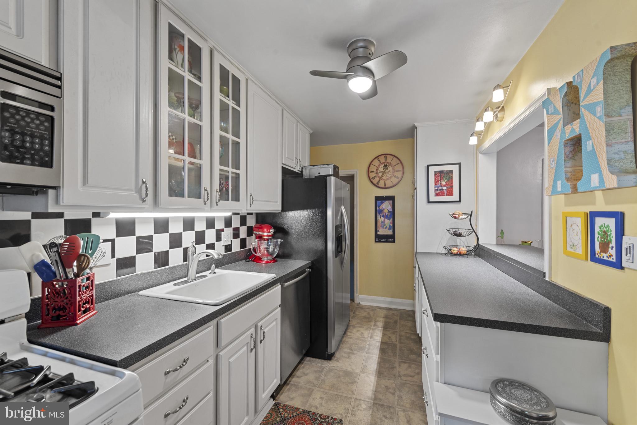 238 Gaywood Road Baltimore, MD 21212 - Photo 13 of 42 Classic black and white backsplash -fun retro vibe