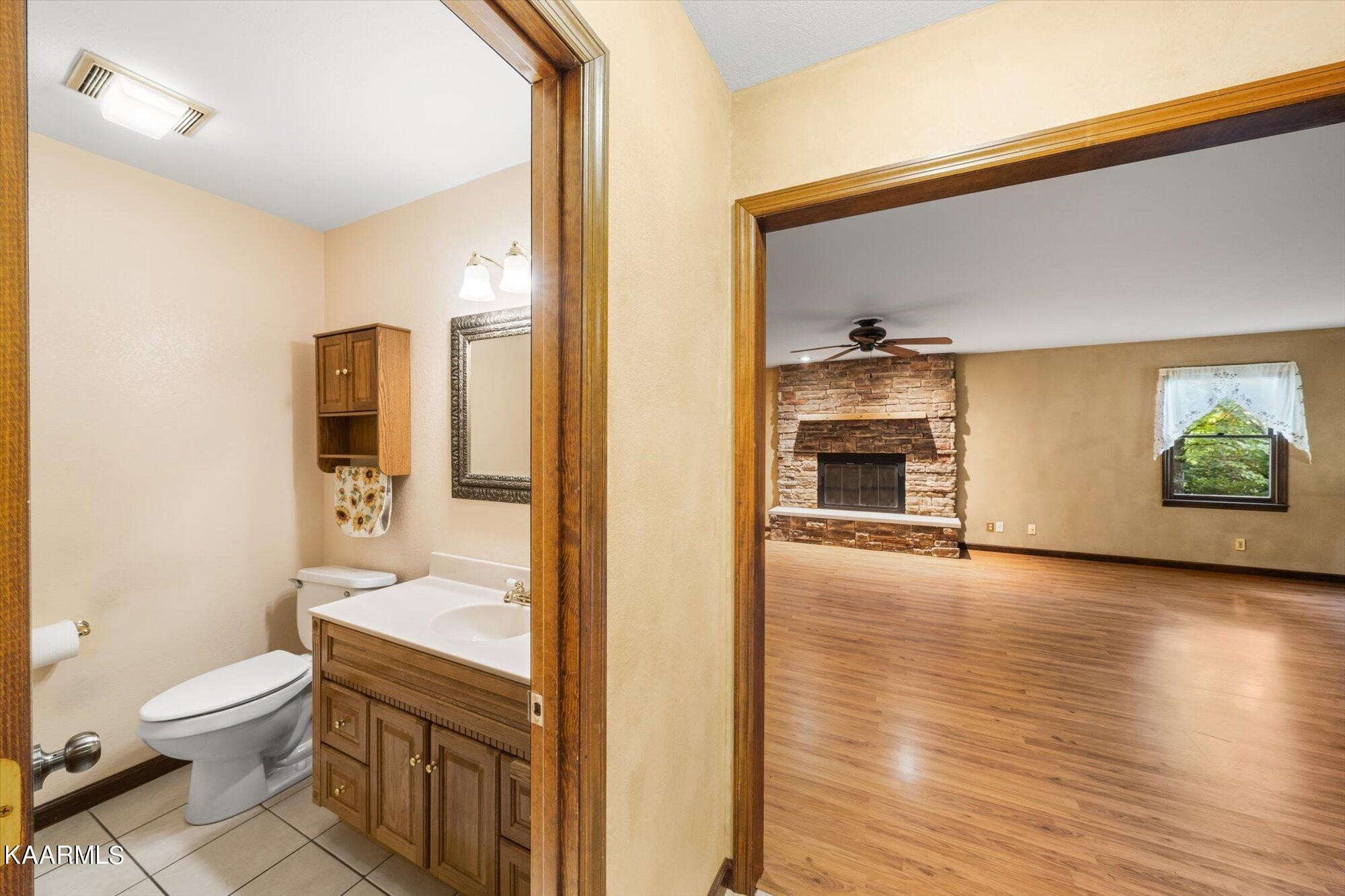 127 Chestnut Hill Road Oak Ridge, TN 37830 - Photo 11 of 45 a bathroom with a toilet a sink and mirror