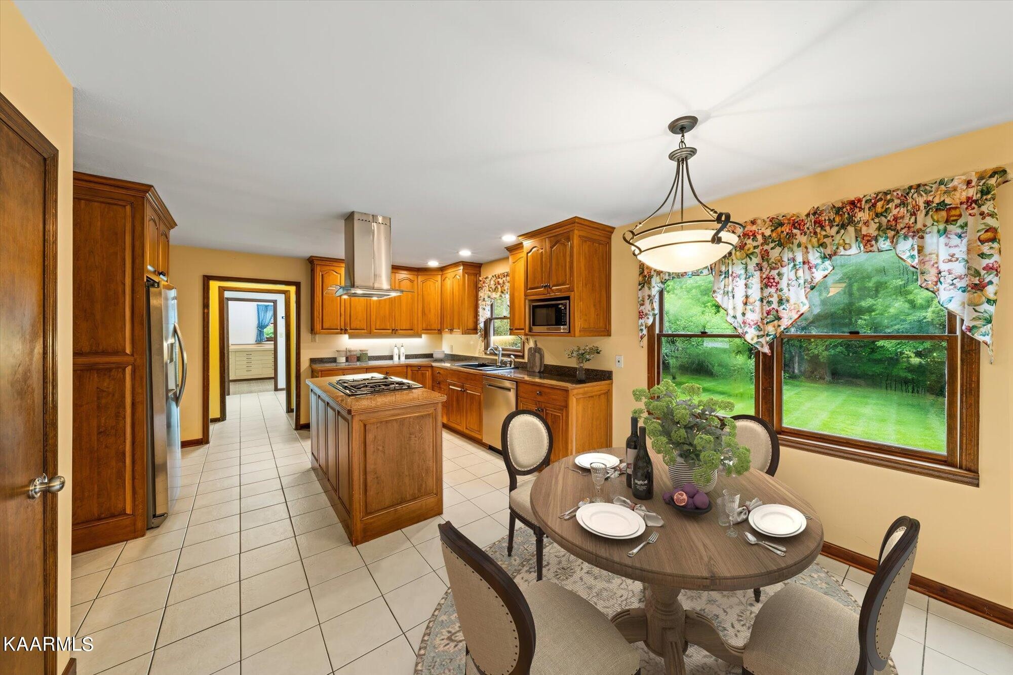 127 Chestnut Hill Road Oak Ridge, TN 37830 - Photo 12 of 45 a kitchen with a table and chairs