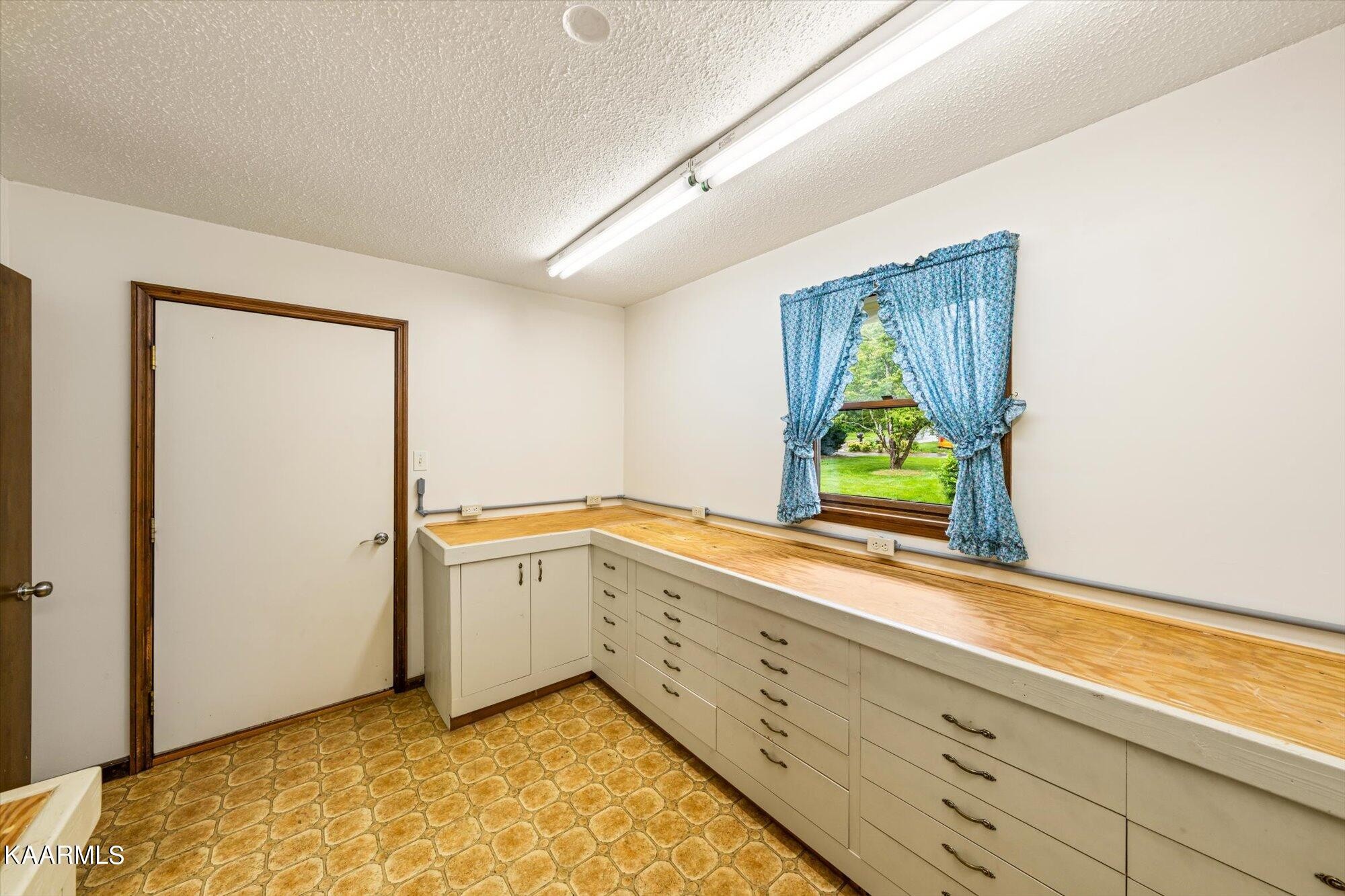 127 Chestnut Hill Road Oak Ridge, TN 37830 - Photo 17 of 45 a view of a kitchen with wooden floor