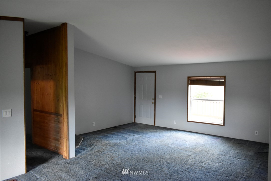 109 Faun Rae Lane Chehalis, WA 98532 - Photo 12 of 18 an empty room with windows