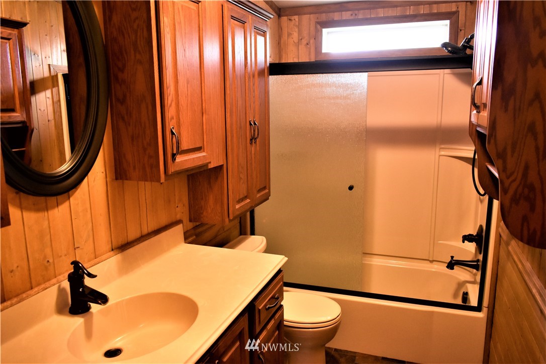 109 Faun Rae Lane Chehalis, WA 98532 - Photo 6 of 18 a bathroom with a sink toilet and shower