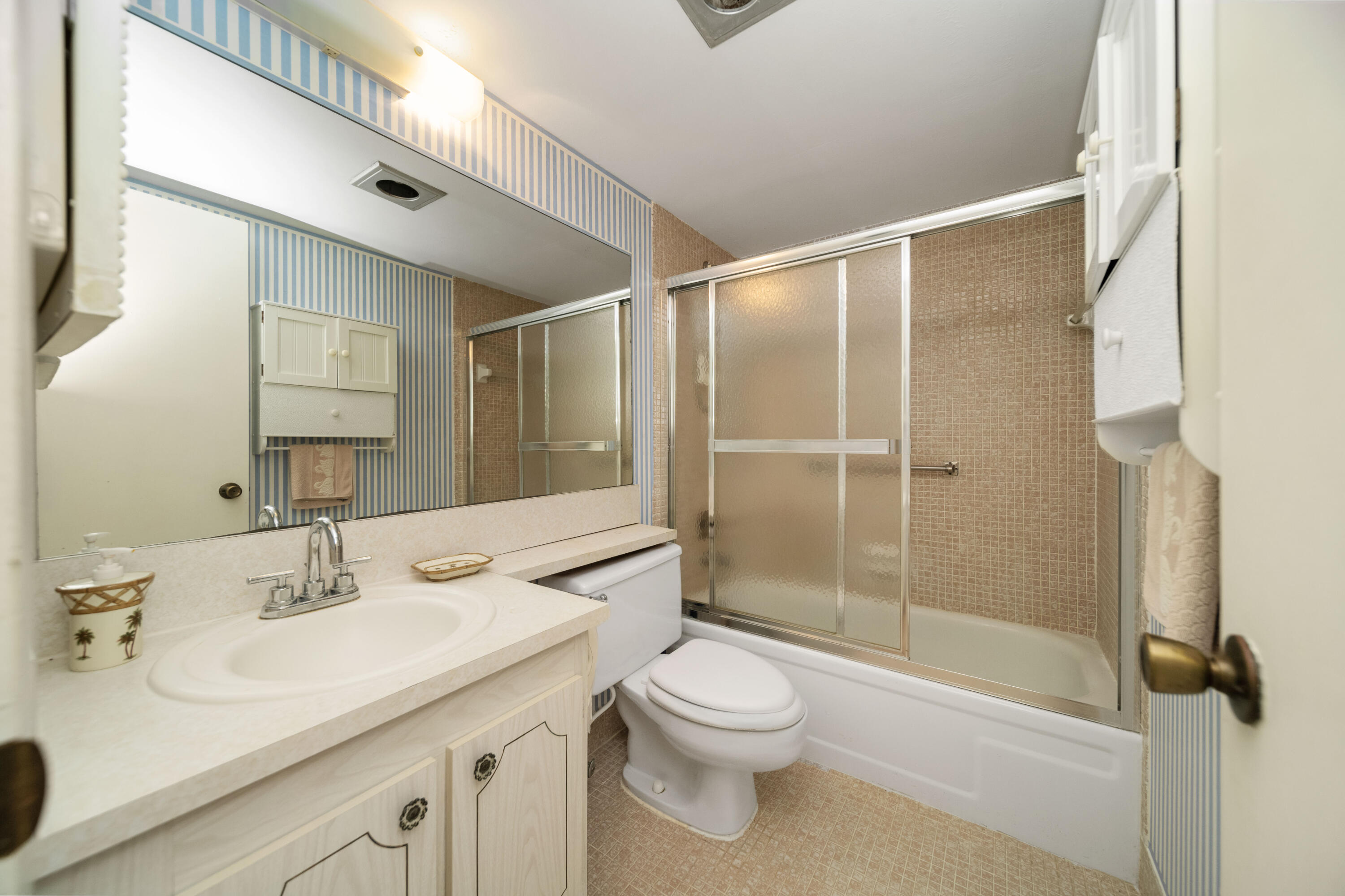 36 Brighton A Boca Raton, FL 33434 - Photo 9 of 13 Bath