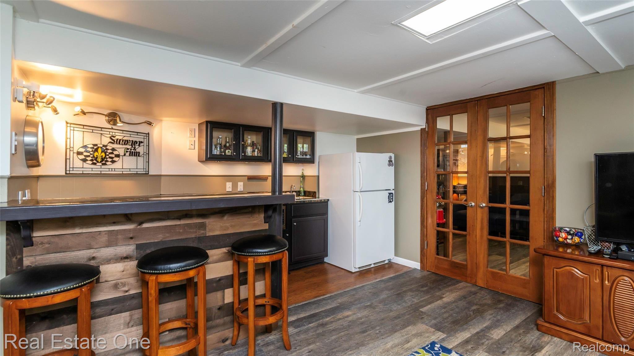 28536 Quail Hollow Road Farmington, MI 48331 - Photo 27 of 48 Basement Bar.jpg