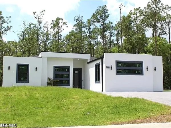 a view of a backyard with small cabin