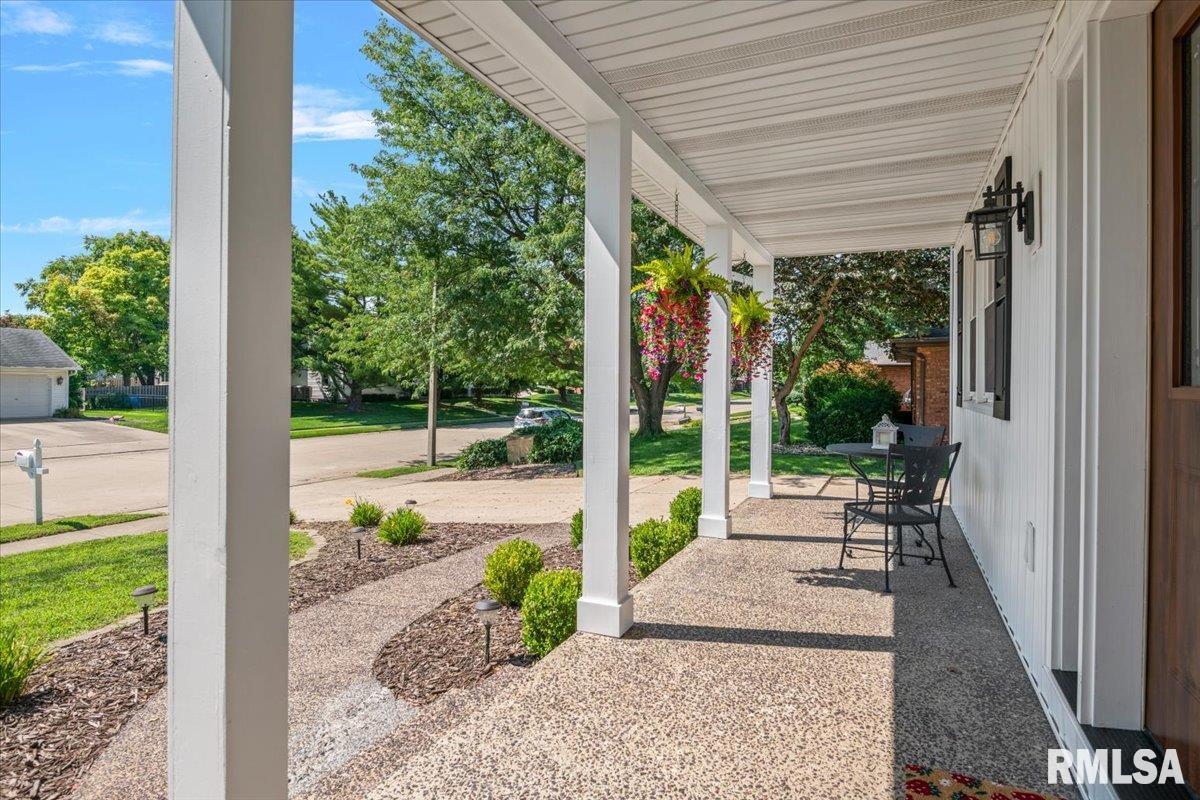 408 Golf Road Springfield, IL 62704 - Photo 5 of 60