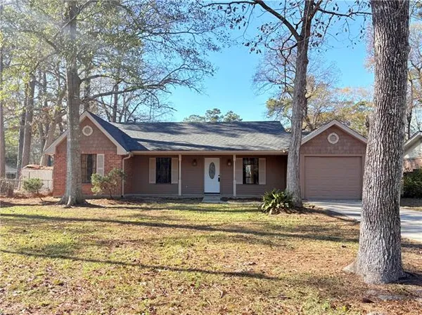 $1,800 | 215 West Hickory Street, Unit B, Mandeville, LA 70471