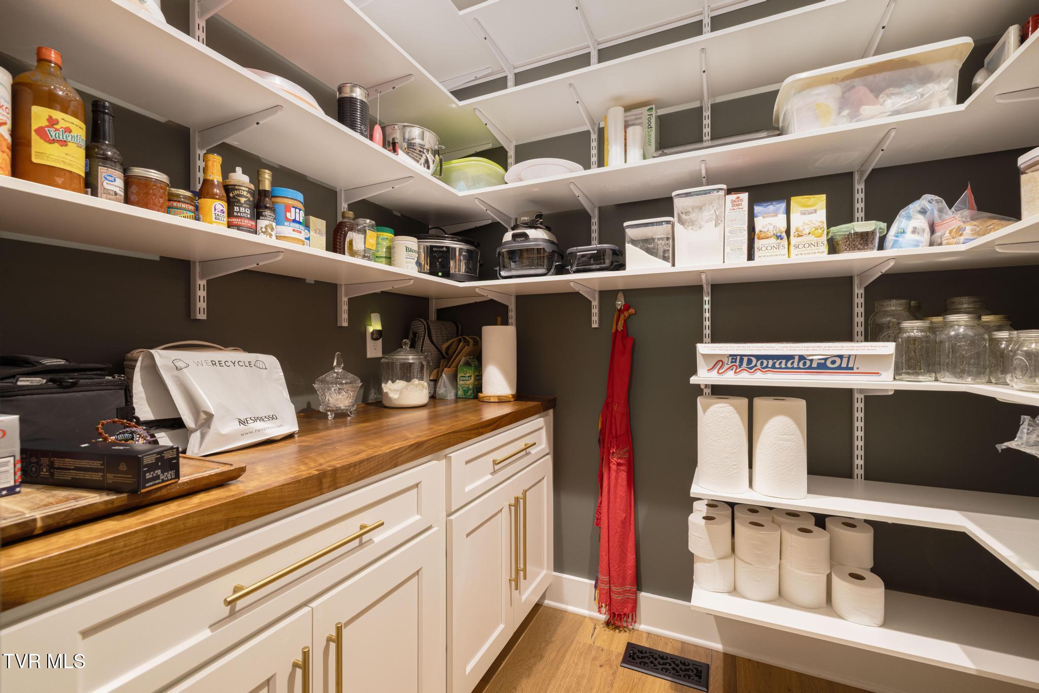 179 Taylortown Road Johnson City, TN 37601 - Photo 28 of 61 Pantry