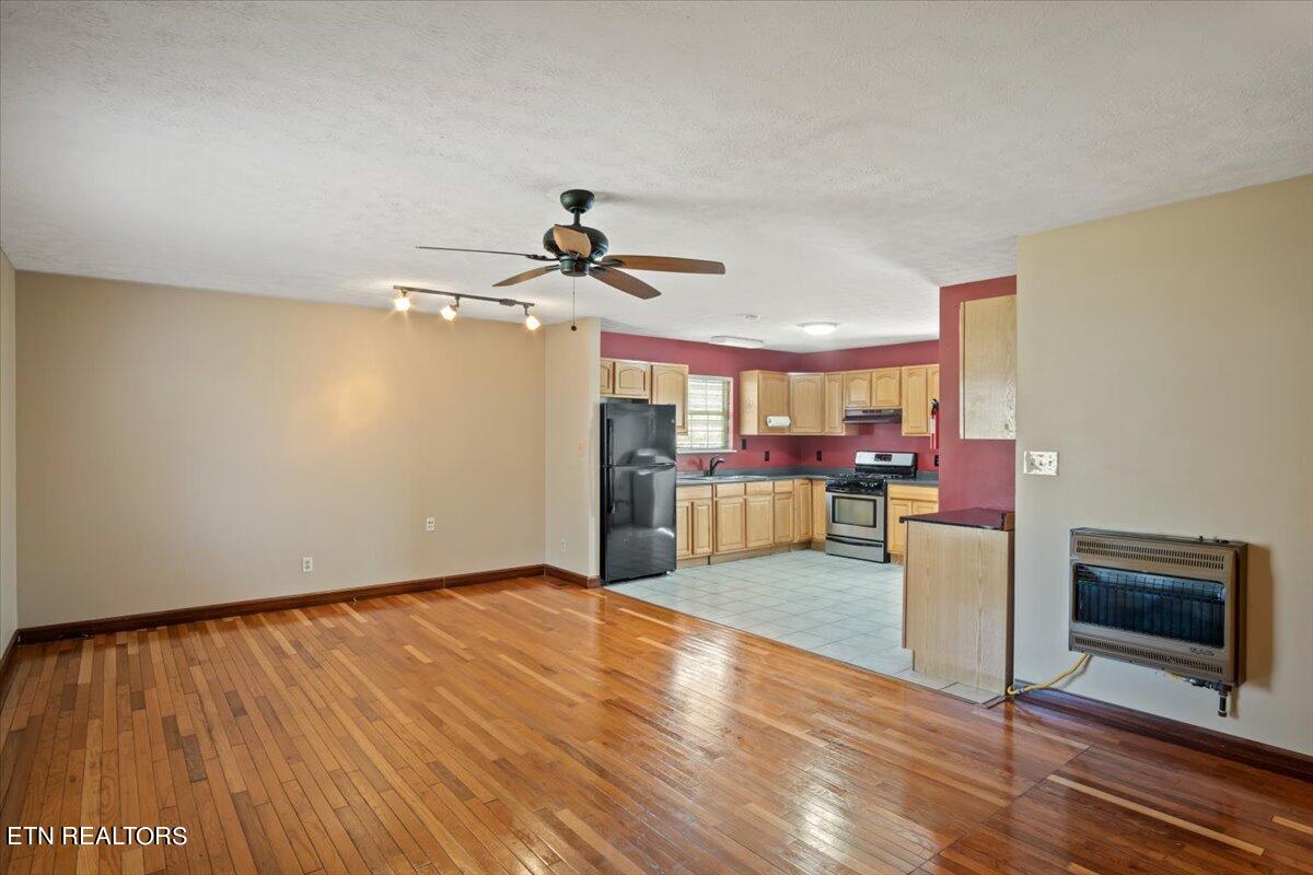 100 Houston Avenue Oak Ridge, TN 37830 - Photo 3 of 30 03-Living Room