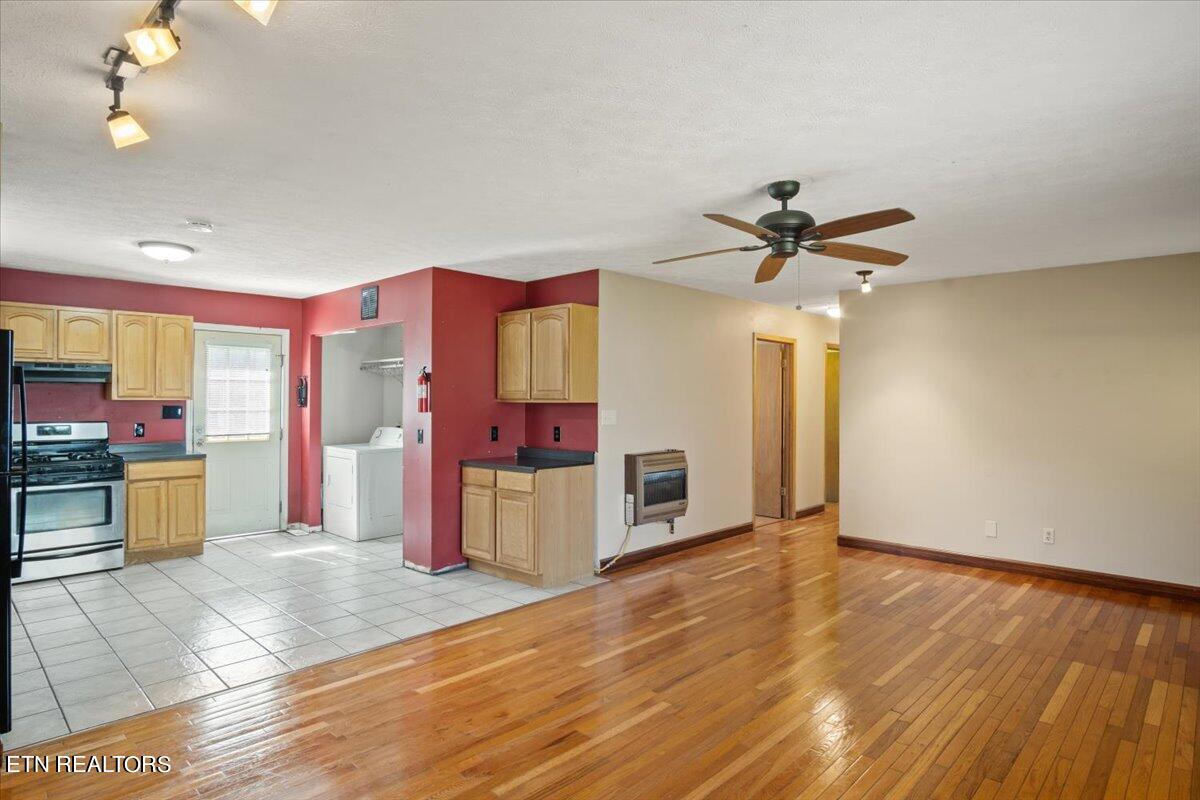 100 Houston Avenue Oak Ridge, TN 37830 - Photo 4 of 30 04-Living Room