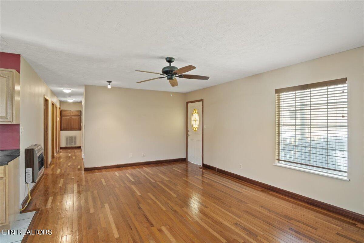 100 Houston Avenue Oak Ridge, TN 37830 - Photo 5 of 30 05-Living Room