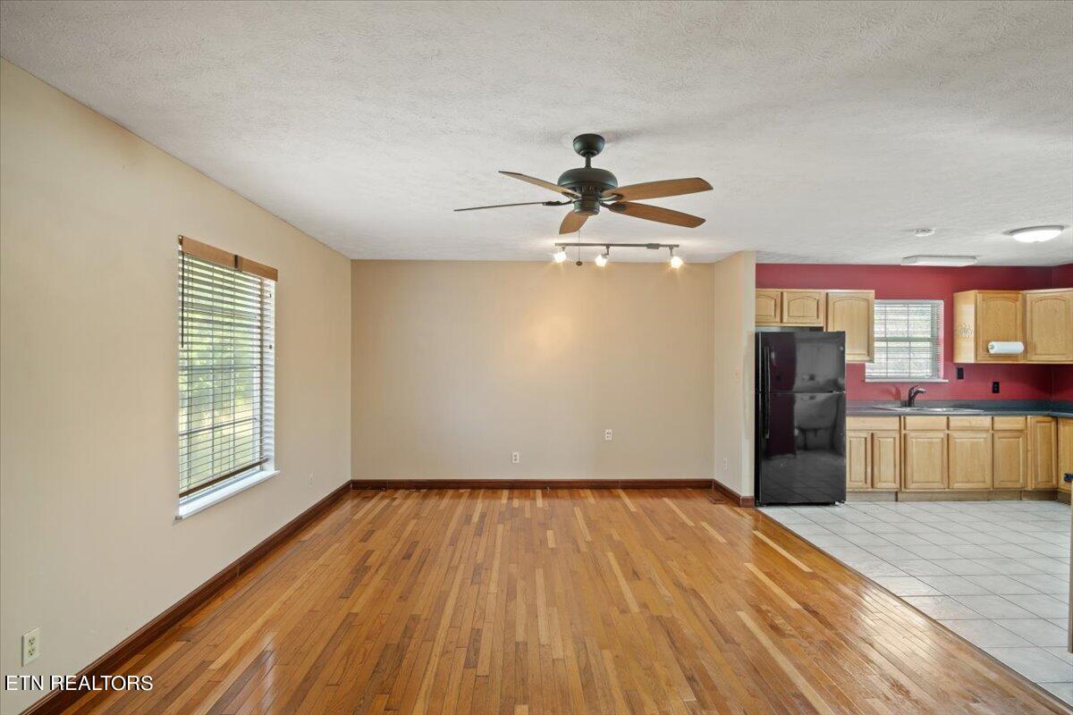100 Houston Avenue Oak Ridge, TN 37830 - Photo 6 of 30 06-Living Room