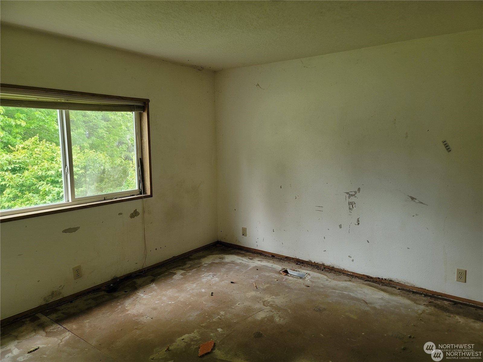 120 Wennassee Loop Silver Creek, WA 98585 - Photo 11 of 23 an empty room with a window