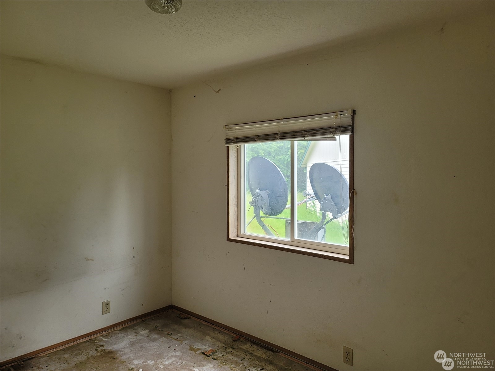 120 Wennassee Loop Silver Creek, WA 98585 - Photo 15 of 23 an empty room with window