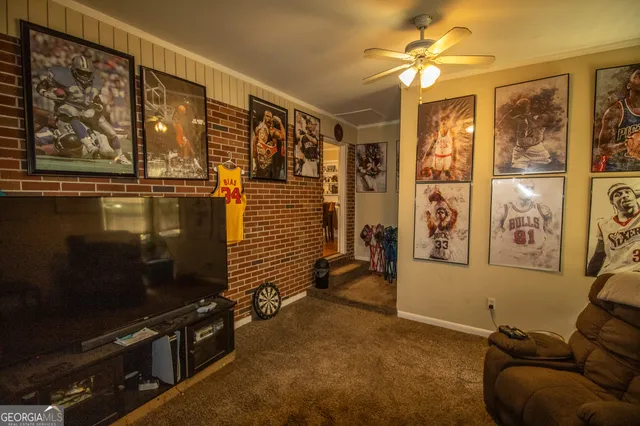 a view of livingroom with furniture