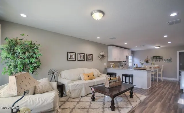 $2,595 | 5633 South 12th Lane, Phoenix, AZ 85041