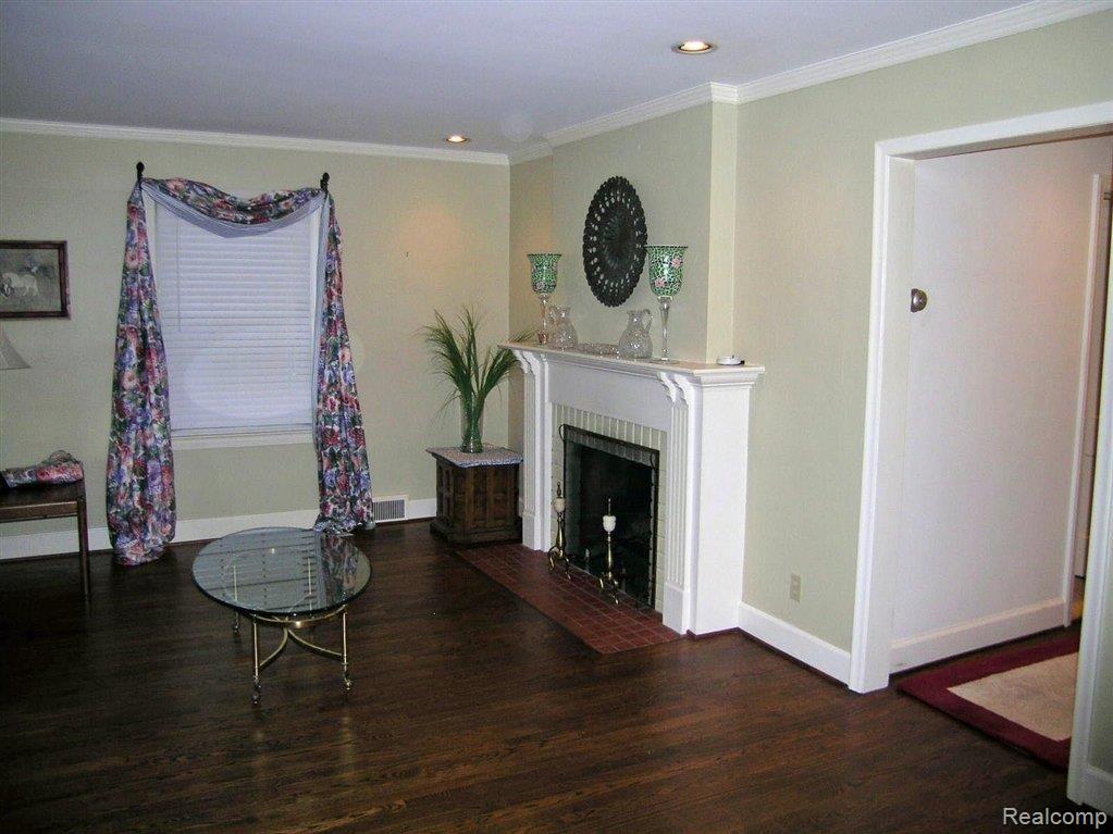 145 Mapleton Road Grosse Pointe, MI 48236 - Photo 2 of 9 liv rm 1.JPG