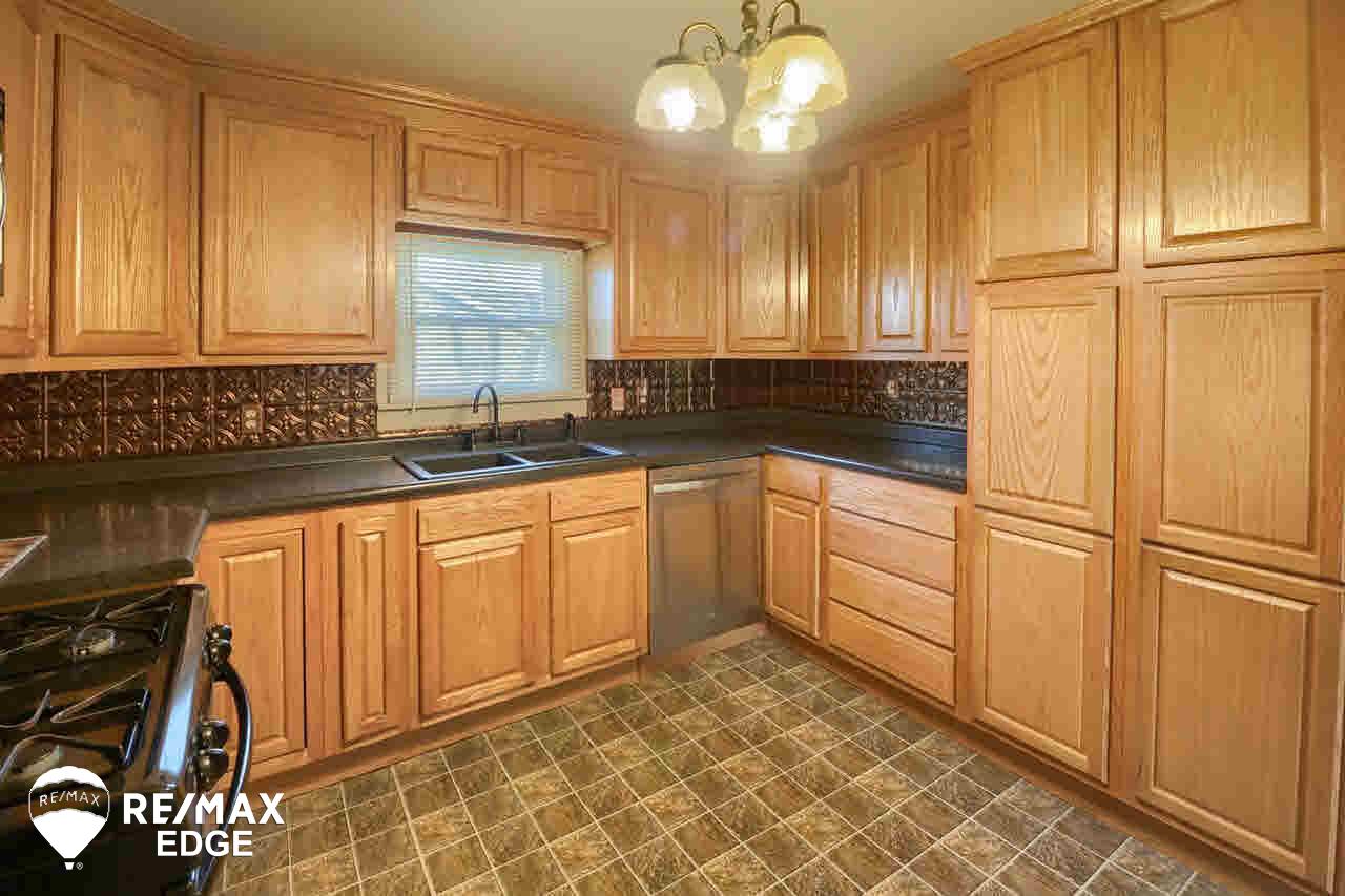 12141 Davison Road Davison, MI 48423 - Photo 12 of 27 21443241-11.JPG