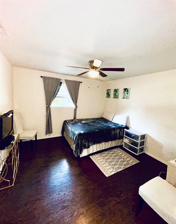 307 East 5th Street Kaufman, TX 75142 - Photo 20 of 27 a living room with couch and a wooden floor