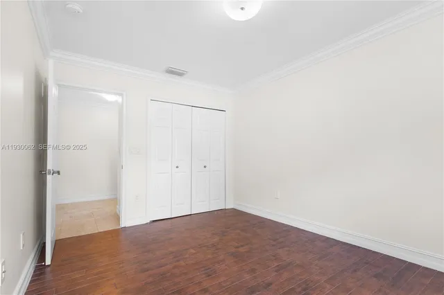 a view of a house with entryway and a yard