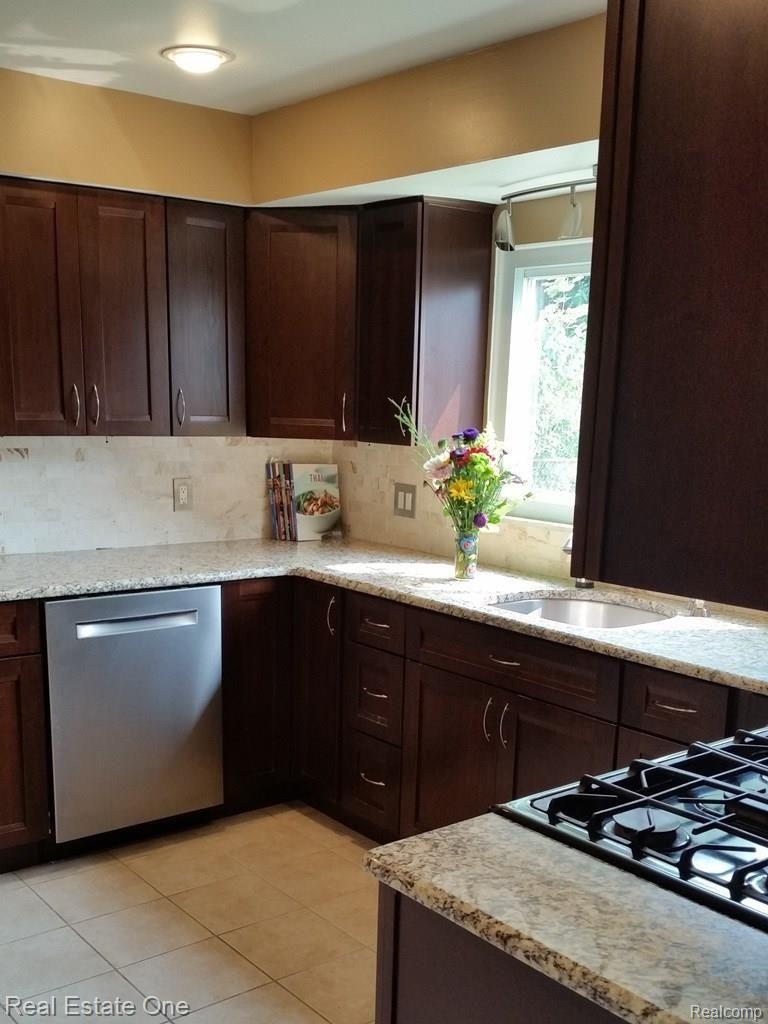 27 Millington Road Pleasant Ridge, MI 48069 - Photo 9 of 64 20170904_144743.jpg