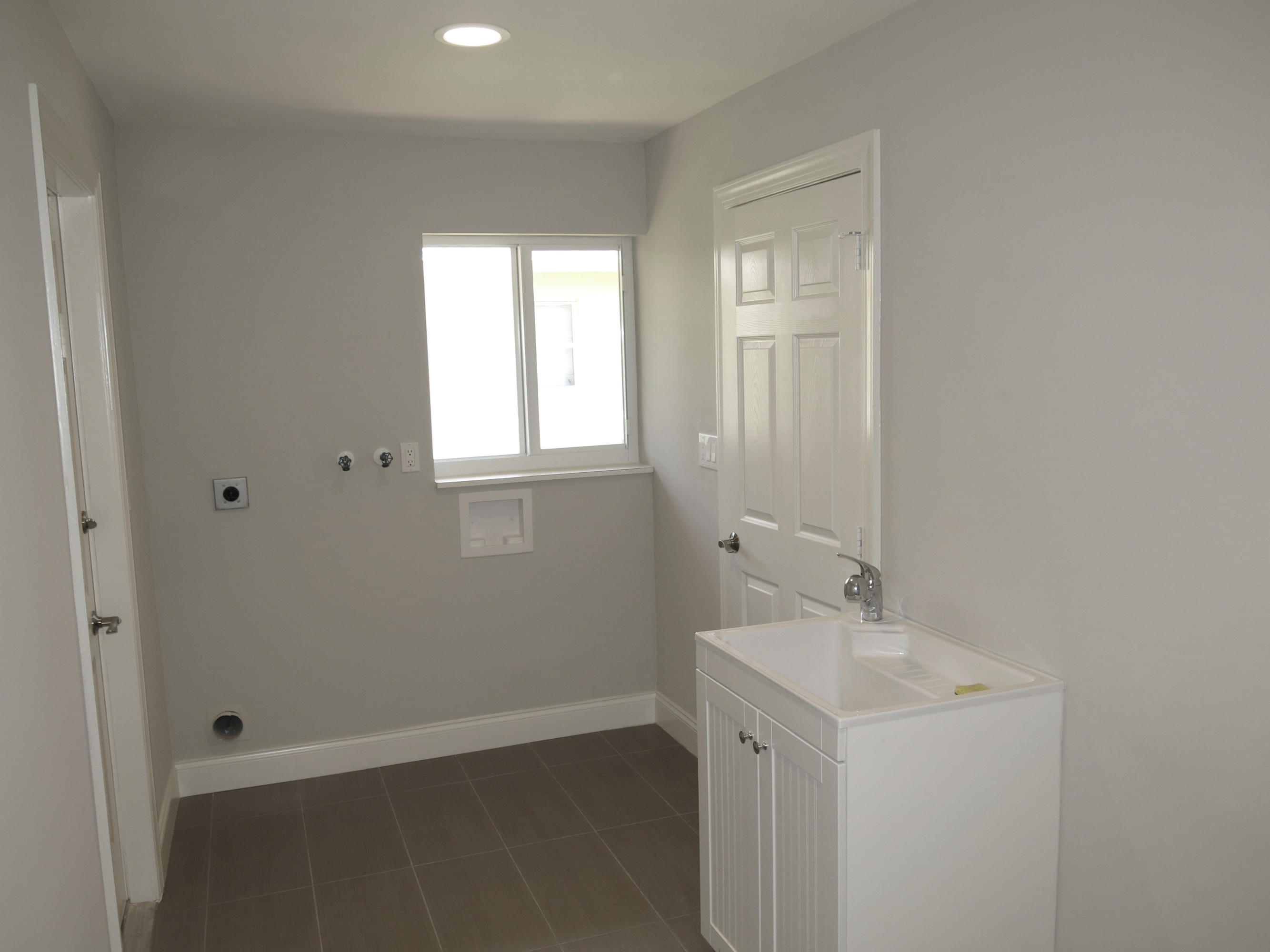 756 Barcelona Drive Boca Raton, FL 33432 - Photo 26 of 29 Laundry room