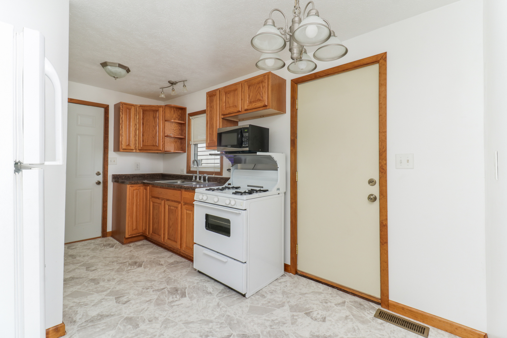 209 Reservoir Road Pekin, IL 61554 - Photo 7 of 33 Gallery Image 7