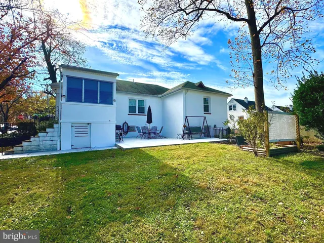 a view of entryway and hall