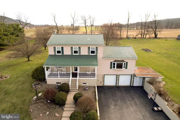 a view of a house with backyard and garden